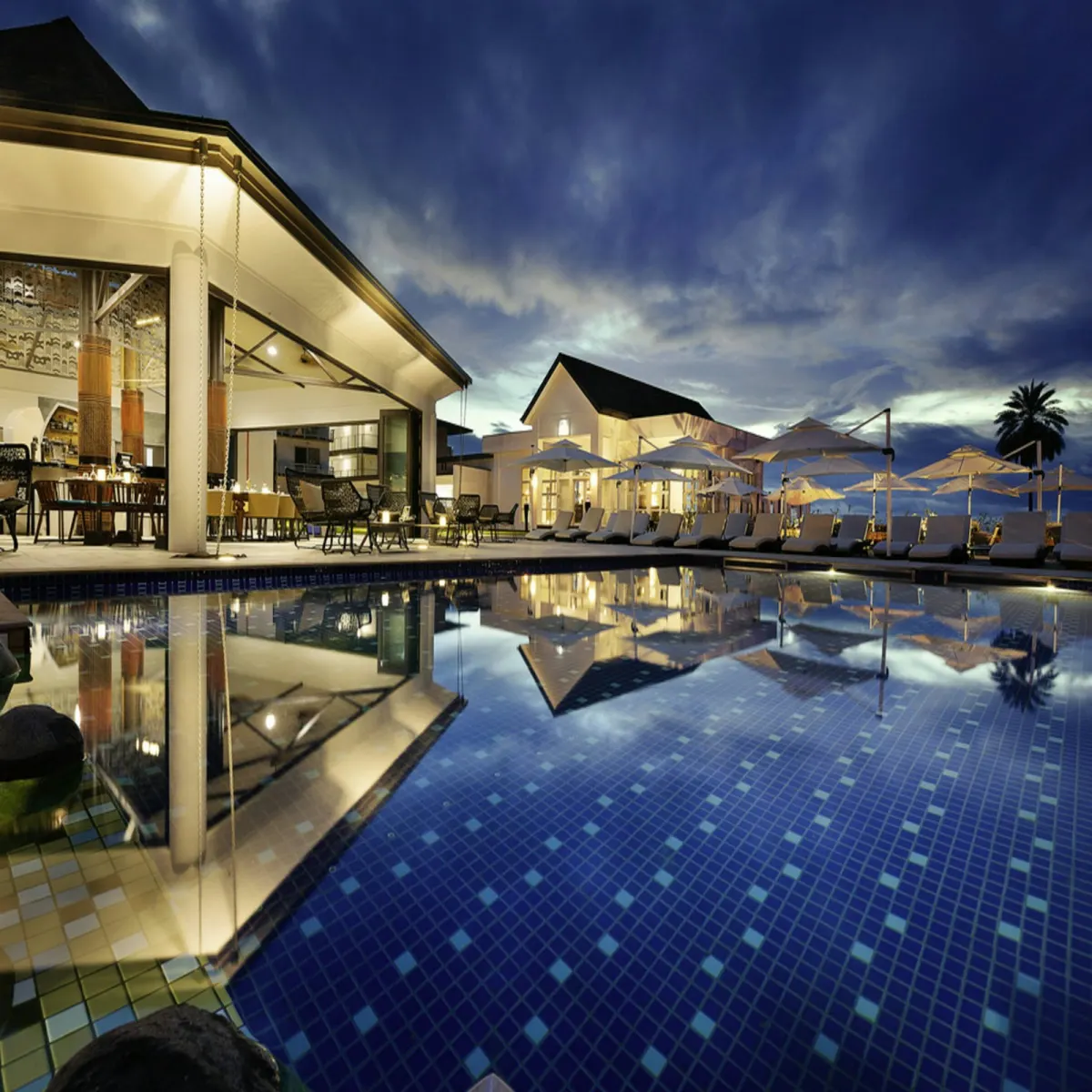 Clubhouse dan kolam renang Elevee dengan pencahayaan malam